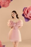  Váy hồng bẹt vai đính nơ LOVELYN 