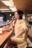  Váy voan kem ngắn bông cài bên hông H2B 