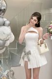  Váy trắng ngắn đính nơ xám bên hông cổ yếm khoét ngực BY JENNY 
