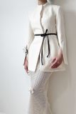  Set áo vest kèm hoa và thắt lưng kết hợp chân váy lưới WHITE ANT 