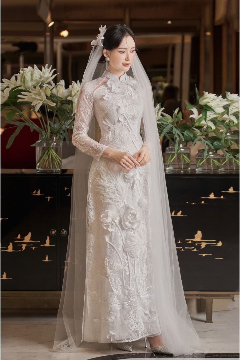 Cho thuê áo dài cô dâu đính kết hoa sen 3D LAM KHUE – Hizu Dress Up