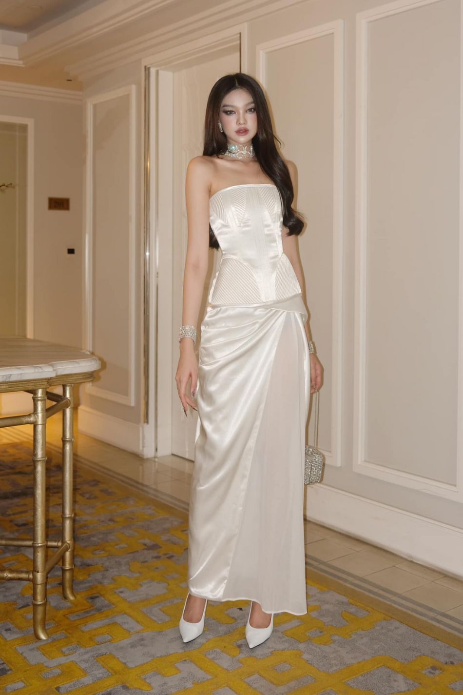  Set áo cúp ngực trắng kèm chân váy dài MAEL FEMME 