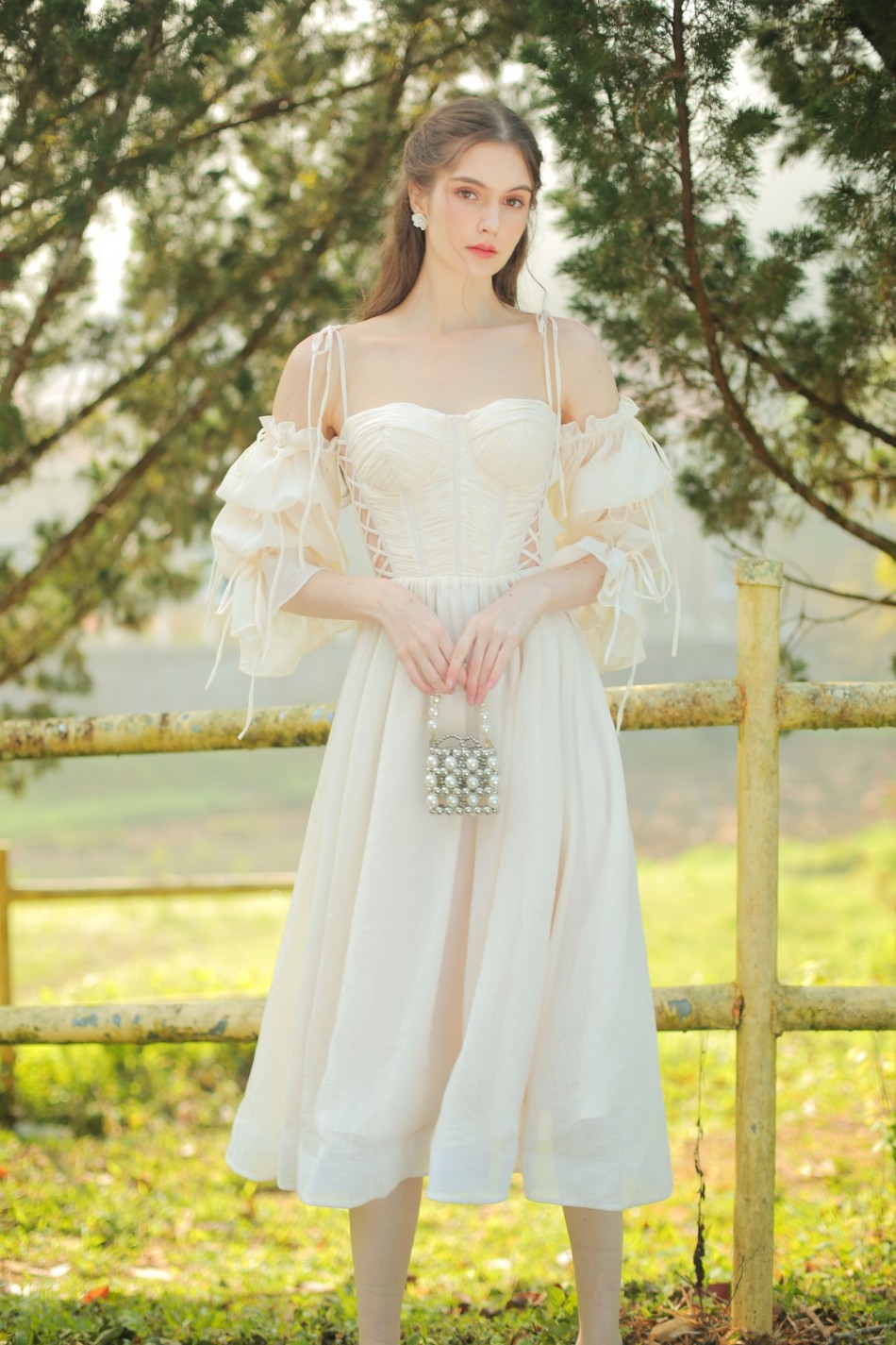 Đầm vintage màu trắng cổ sơ mi xinh như hoa hậu Thu Thảo