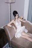  váy trắng ngắn khoét ngực bông hồng trắng ngay eo MAEL FEMME 