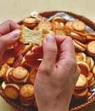 BÁNH QUY MẶN KẸP NOUGAT VỊ SỮA