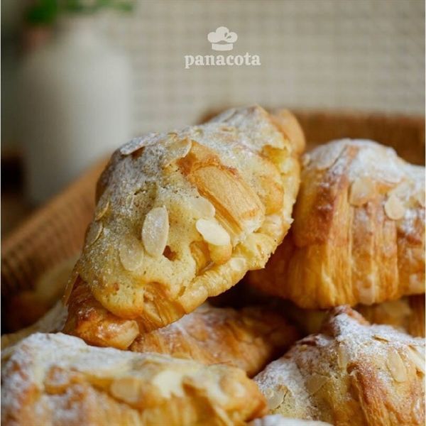 BÁNH SỪNG BÒ HẠNH NHÂN - ALMOND CROISSANT