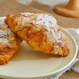 BÁNH CROISSANT HẠNH NHÂN