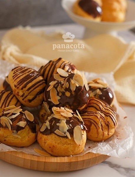 SU KEM PHỦ SOCOLA HẠNH NHÂN (8 Bánh)