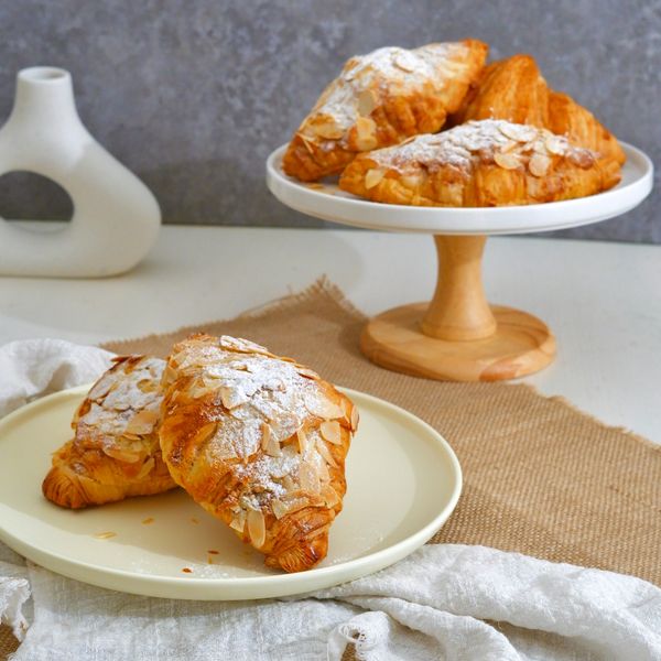 BÁNH SỪNG BÒ HẠNH NHÂN - ALMOND CROISSANT