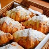 BÁNH CROISSANT HẠNH NHÂN