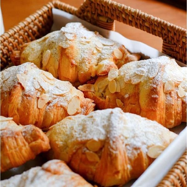 BÁNH SỪNG BÒ HẠNH NHÂN - ALMOND CROISSANT