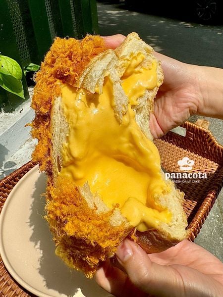 BÁNH MÌ SỐT TRỨNG MUỐI HOÀNG KIM