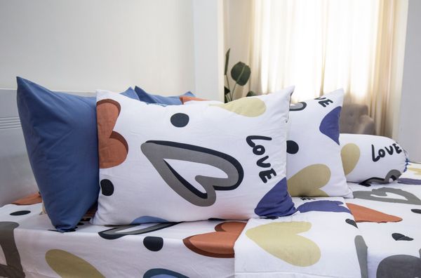 BỘ CHĂN GA COTTON HOẠ TIẾT TRÁI TIM ĐỎ - NGỌC HẠNH BEDDING