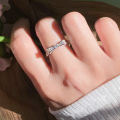 Nhẫn bạc họa tiết nơ đính đá Moissanite ROWLER RH000902