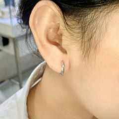 Bông tai bạc Thụy Sĩ khoen tròn giác cạnh khóa bật ROWLER EH000940