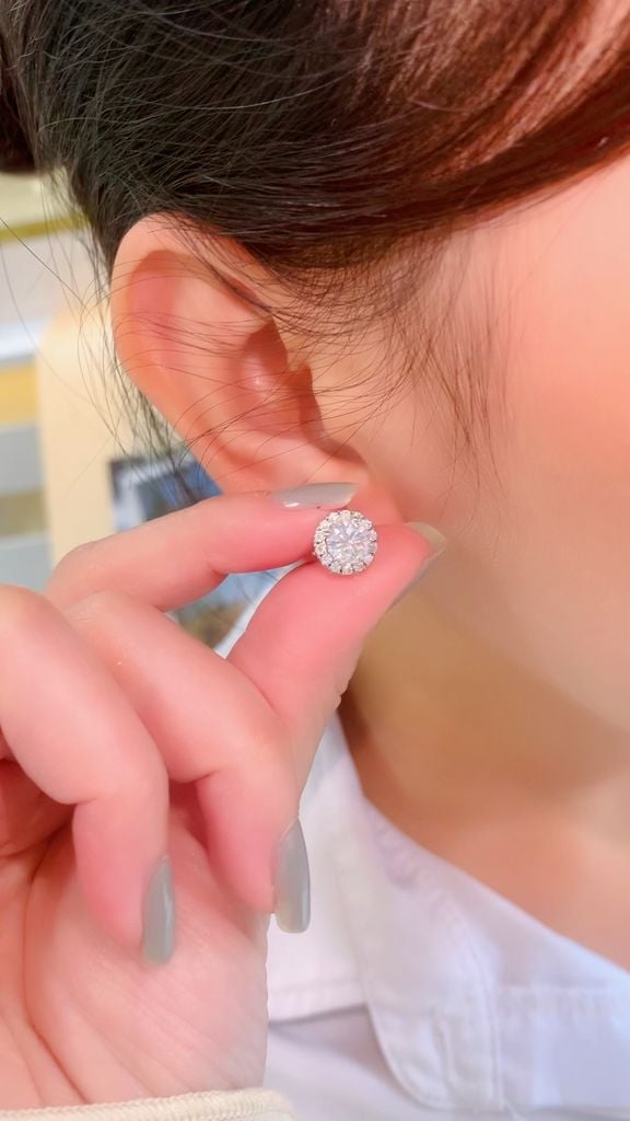 Bông tai bạc nữ Thụy Sĩ HALO đính đá Moissanite 6.0ly ROWLER EH000839