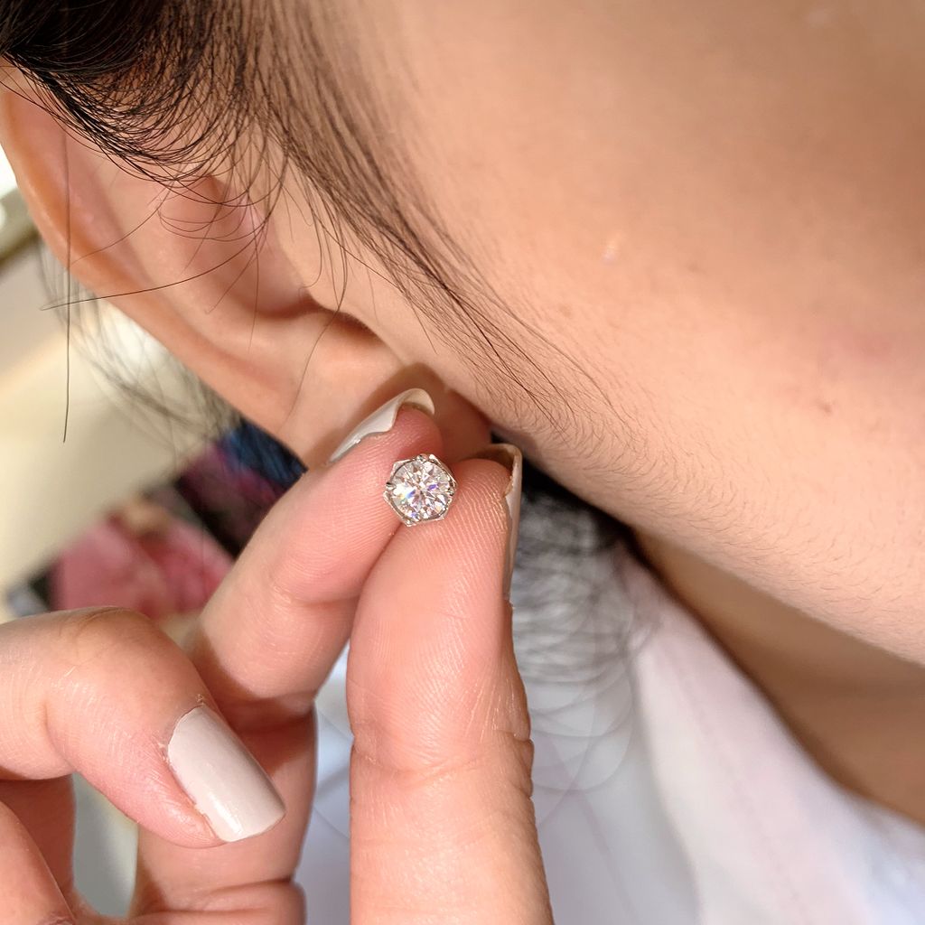Bông tai bạc Thụy Sĩ  viền chấu bao cách điệu đính đá Moissanite 5.0ly ROWLER EH000846