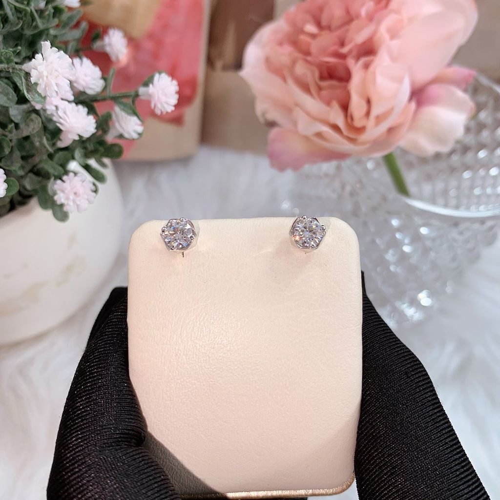Bông tai bạc Thụy Sĩ  viền chấu bao cách điệu đính đá Moissanite 5.0ly ROWLER EH000846