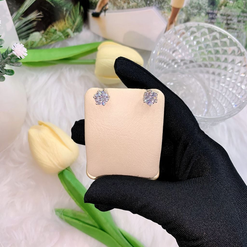 Bông tai bạc nữ Thụy Sĩ 6 chấu đính đá Moissanite 7.0 ly ROWLER EH000850