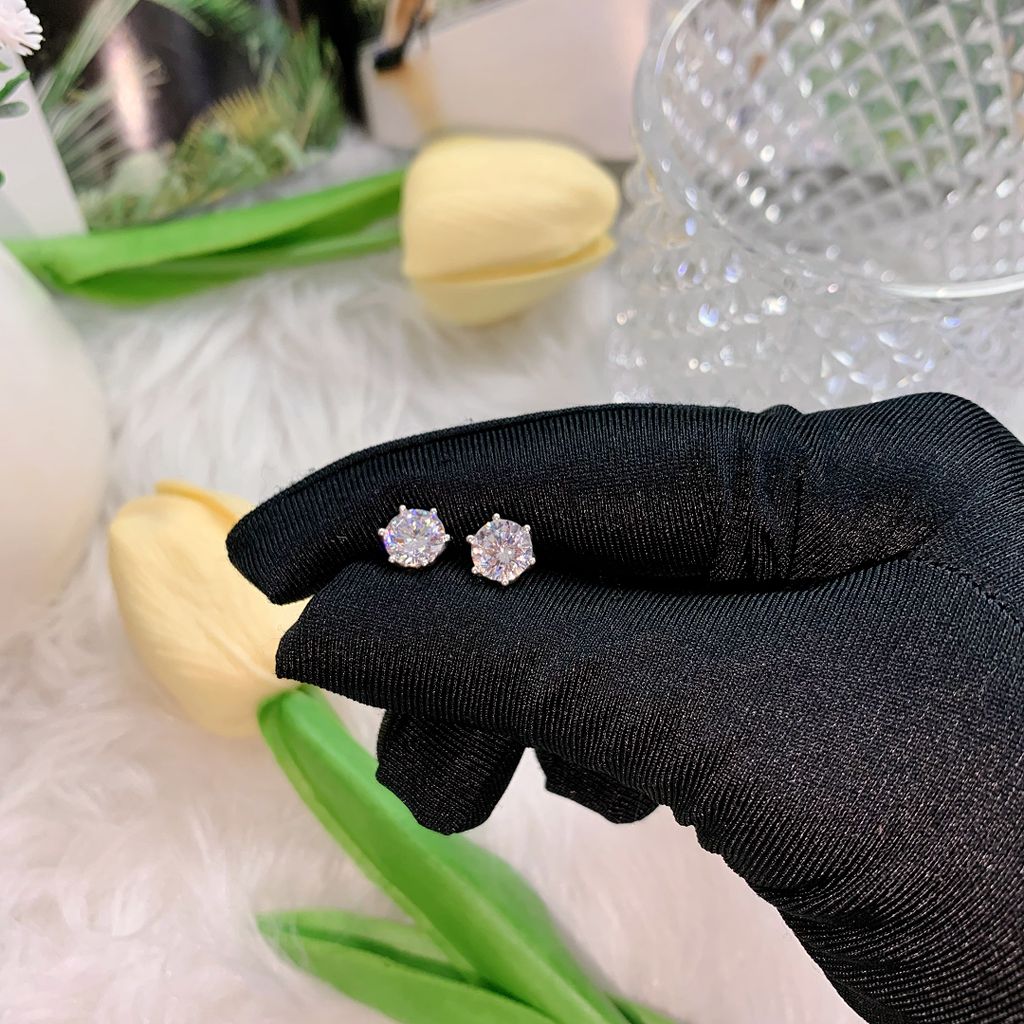 Bông tai bạc nữ Thụy Sĩ 6 chấu đính đá Moissanite 7.0 ly ROWLER EH000850
