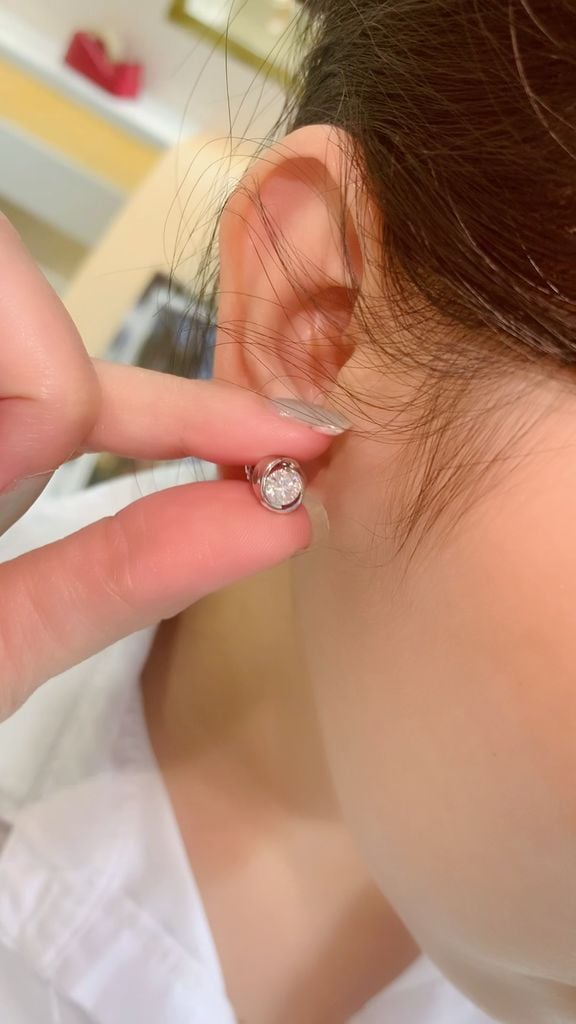 Bông tai nữ bạc Thụy Sĩ chấu bao đính đá Moissanite 5.0ly ROWLER EH000896