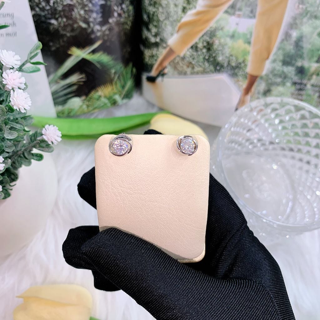Bông tai nữ bạc Thụy Sĩ chấu bao đính đá Moissanite 5.0ly ROWLER EH000896