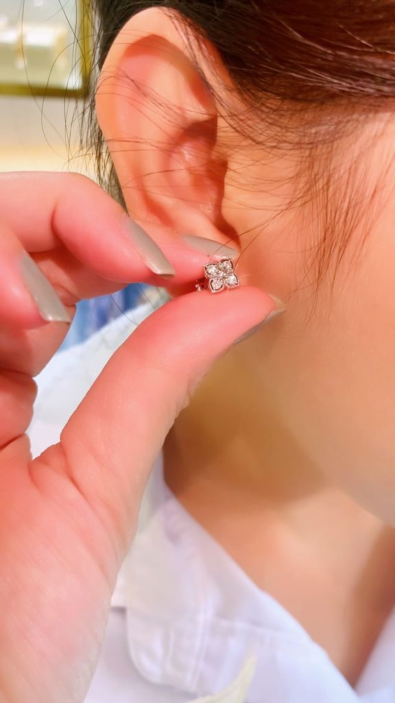 Bông tai nữ bạc Thụy Sỹ họa tiết hoa Lilac đính đá Moissanite 2.0ly ROWLER EH000916