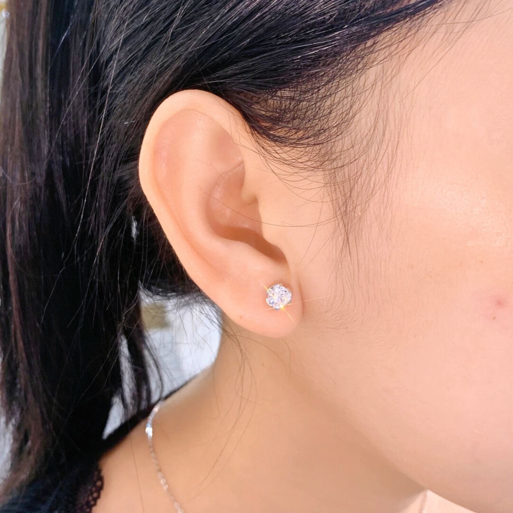 Bông tai bạc nữ Thụy Sĩ 3 chấu đế hoa đá Moissanite 5.0 ly ROWLER EH000958
