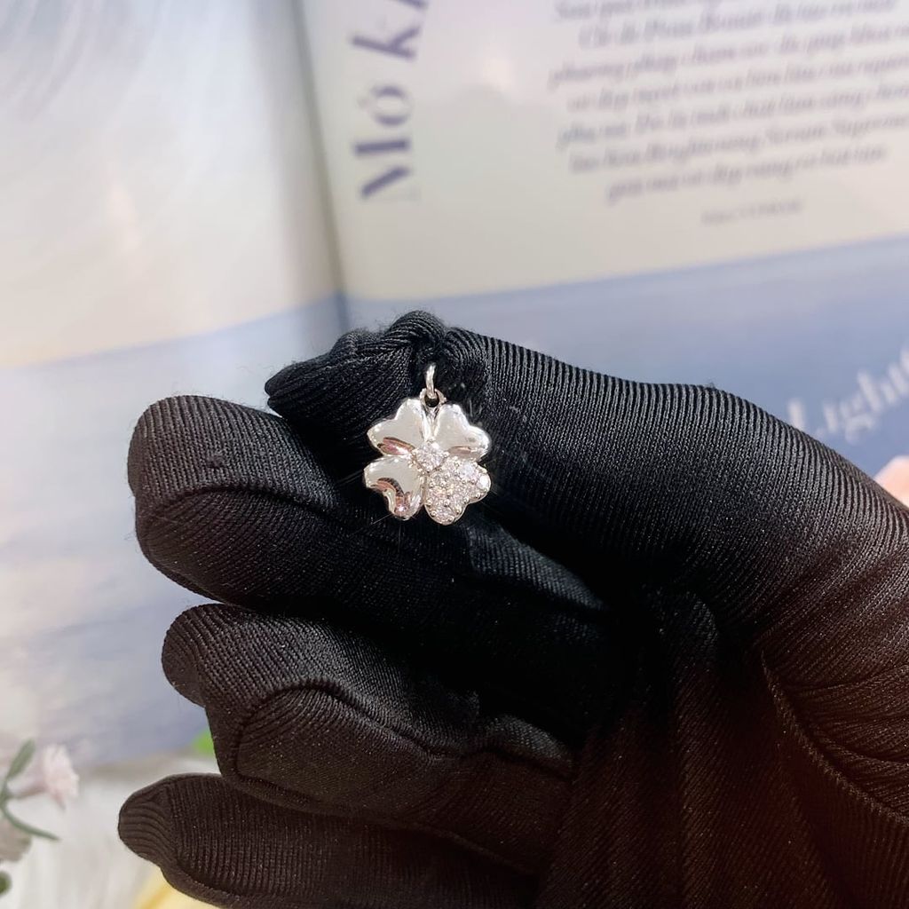 Mặt dây chuyền nữ bạc Thụy Sĩ họa tiết cỏ 4 lá đính đá Moissanite ROWLER PH000620