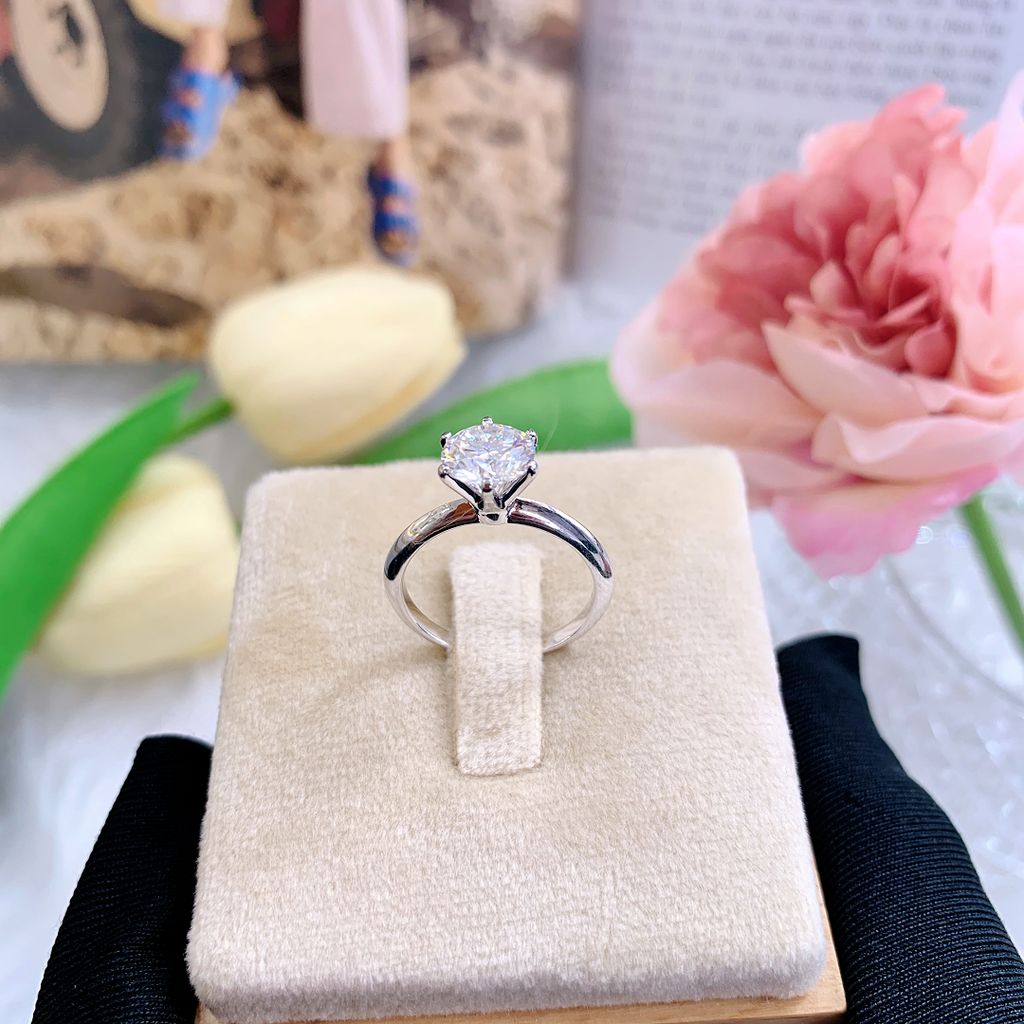 Nhẫn bạc Solitaire đai trơn thanh mảnh đính đá Moissanite 7.0ly ROWLER RH100933