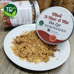 Muối ô mai (xí muội) Đà Lạt, dùng ăn kèm với các món trái cây chua như cóc, xoài, ổi, đặc biệt là làm dâu tây lắc