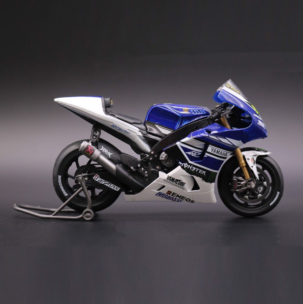 Mô hình xe mô tô Yamaha YZR-M1 46 World Champion 2013 1:18 LEO