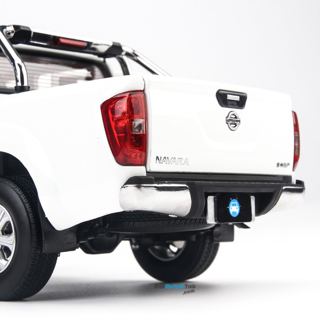 Mô hình xe bán tải Nissan Navara White 1:18 Dealer (9)