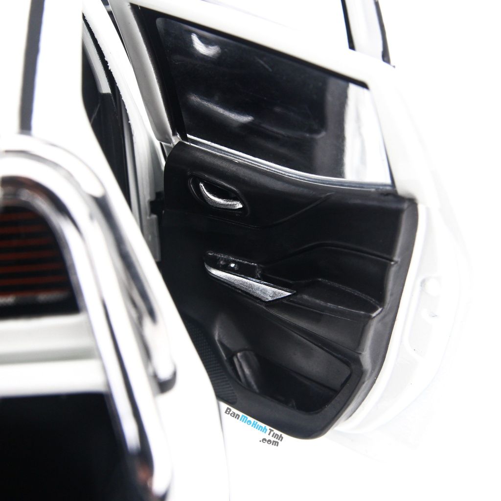 Mô hình xe bán tải Nissan Navara White 1:18 Dealer (14)