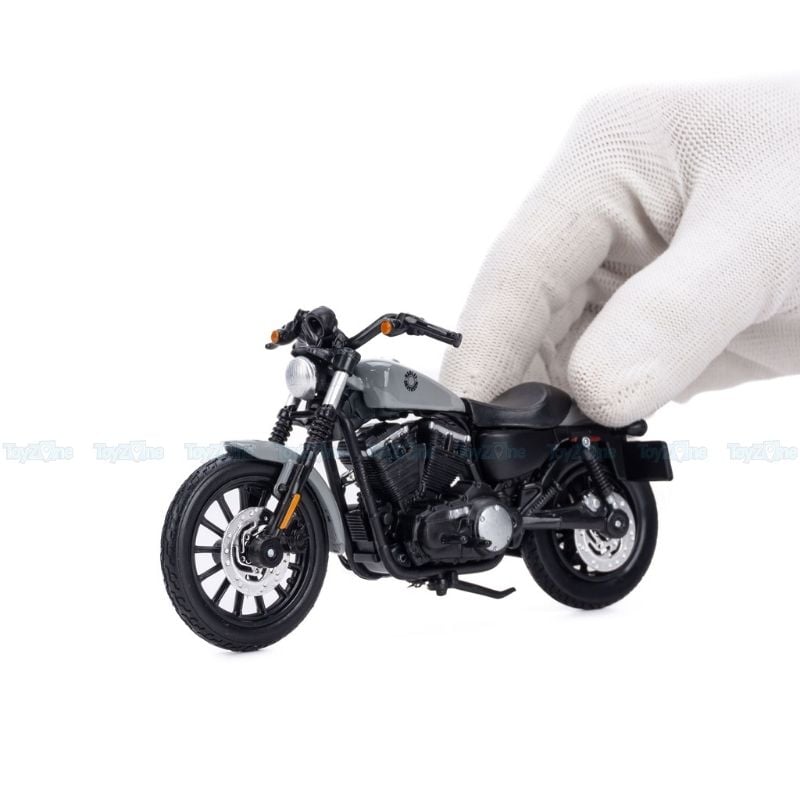 Mô hình xe mô tô Harley-Davidson Sportster Iron 883 2022 1:18 MAISTO