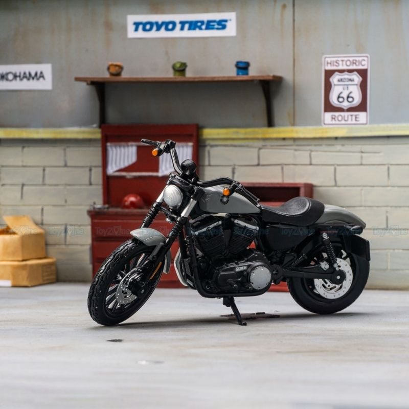 Mô hình xe mô tô Harley-Davidson Sportster Iron 883 2022 1:18 MAISTO