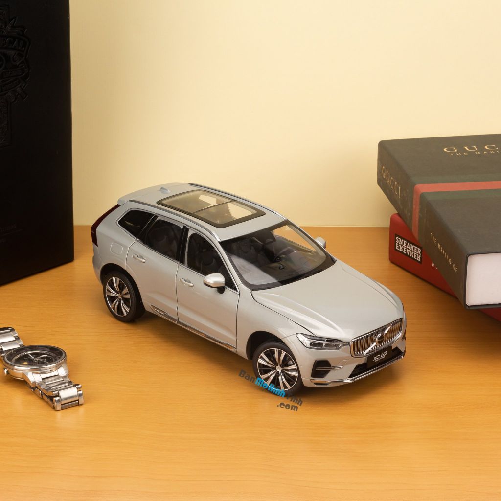 Mô hình xe Volvo XC60 Recharge 2022 1:18 Dealer