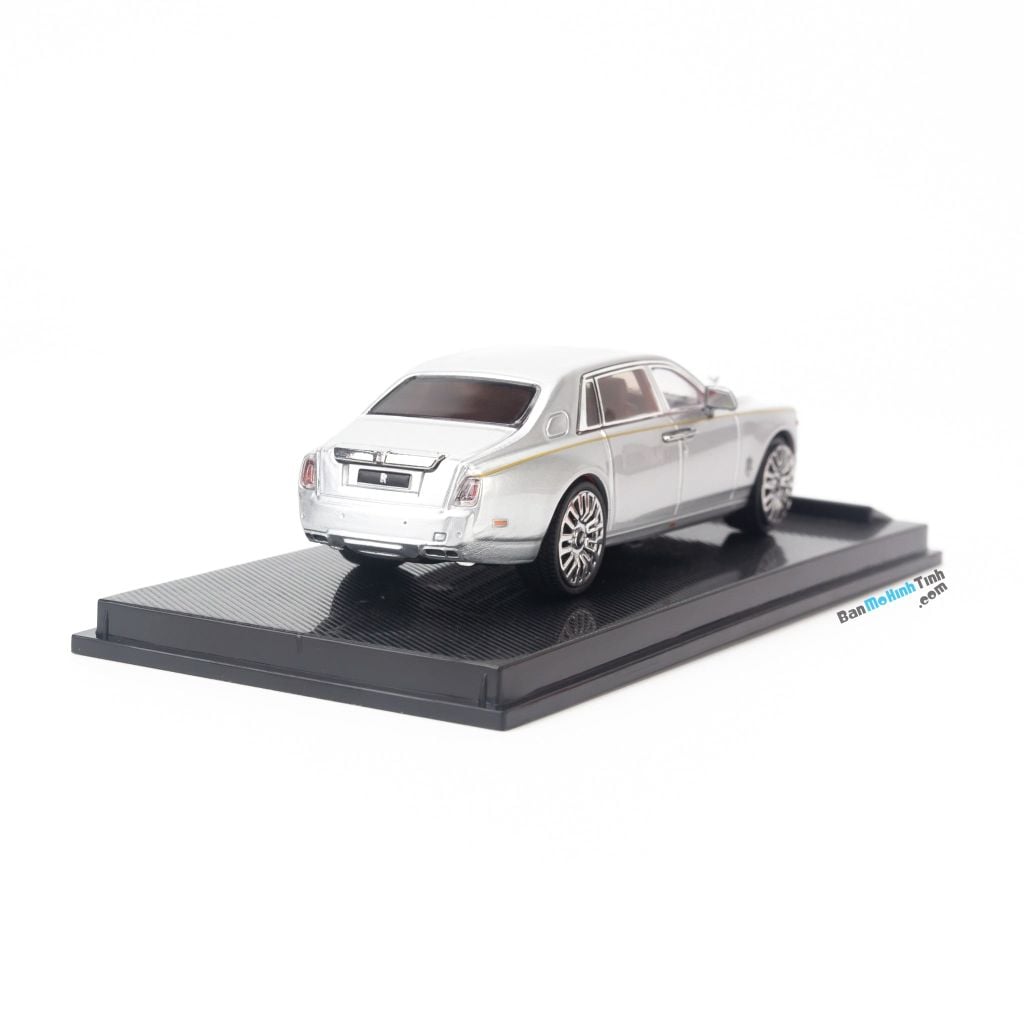 Mô hình xe Rolls Royce Phantom VIII 1:64 Dealer Silver (4)