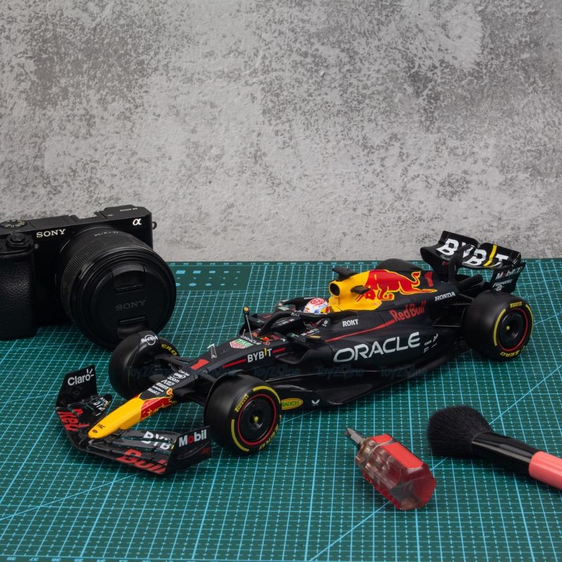 Mô hình xe F1 Oracle Red Bull Racing RB19 2023 1:18 Bburago