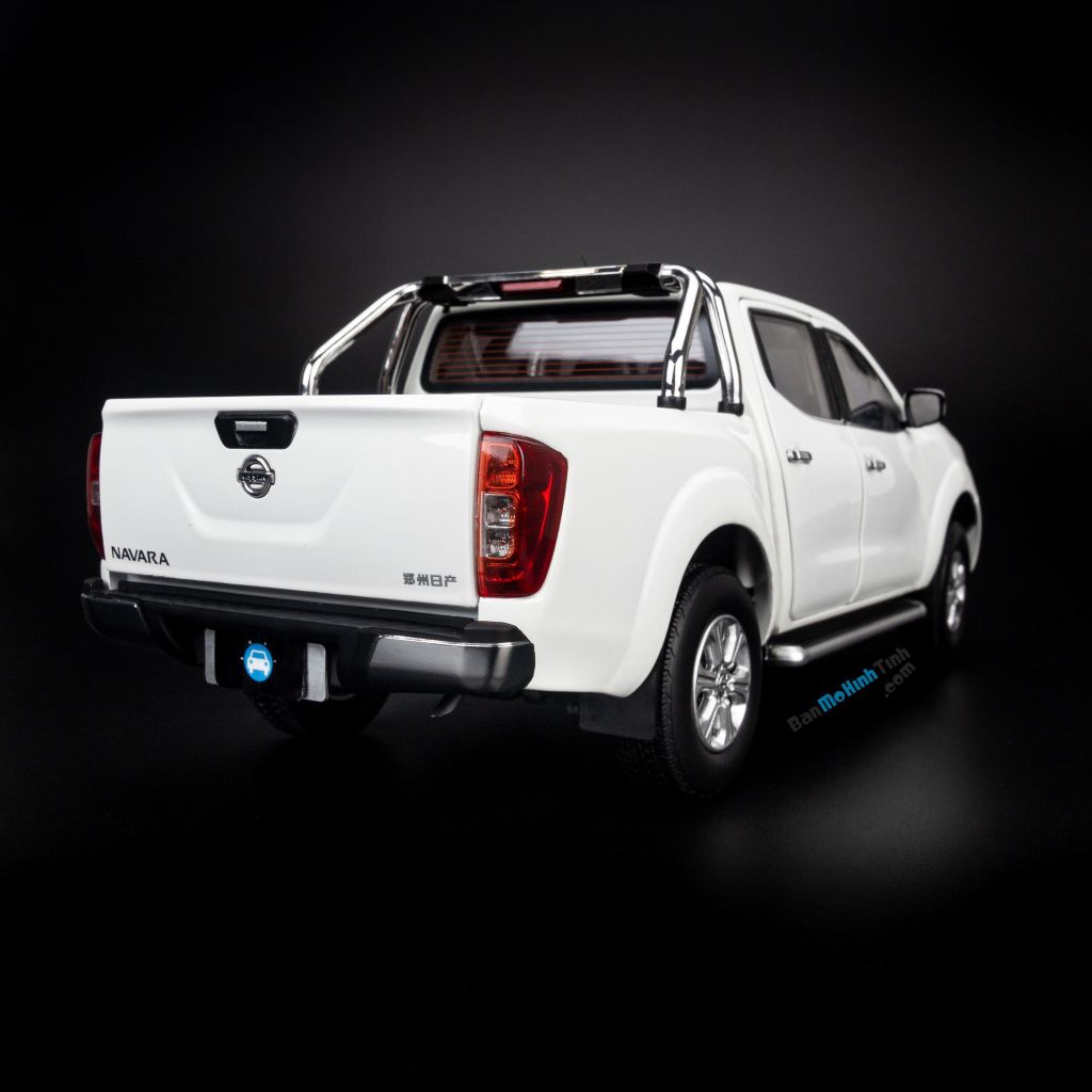 Mô hình xe bán tải Nissan Navara White 1:18 Dealer (21)