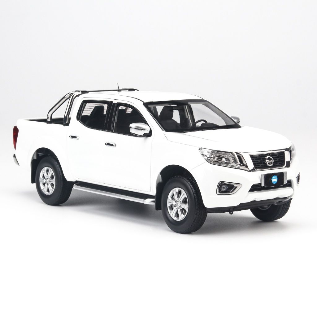 Mô hình xe bán tải Nissan Navara White 1:18 Dealer