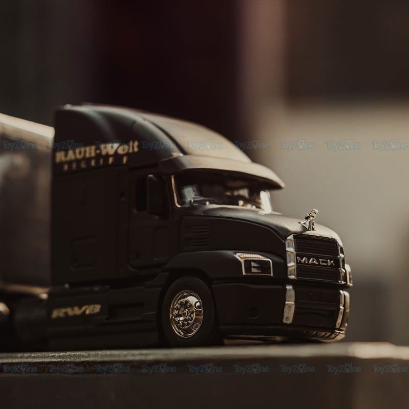 Mô hình xe Mack Anthem Truck RAUH-WELT Car Transporter 2020 1:64 MAISTO