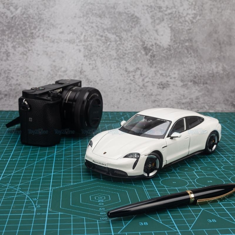 Mô hình xe Porsche Taycan Turbo S 1:24 Bburago