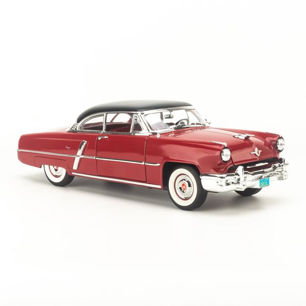 Miniature 1/18 Road Signature - Lincoln Capri 1952 Rouge Et Noir. Un Modèle En Zamak, Excellent état, Avec Sa Boîte (légères Traces). Une Belle Américaine à Ajouter à Votre Collection !