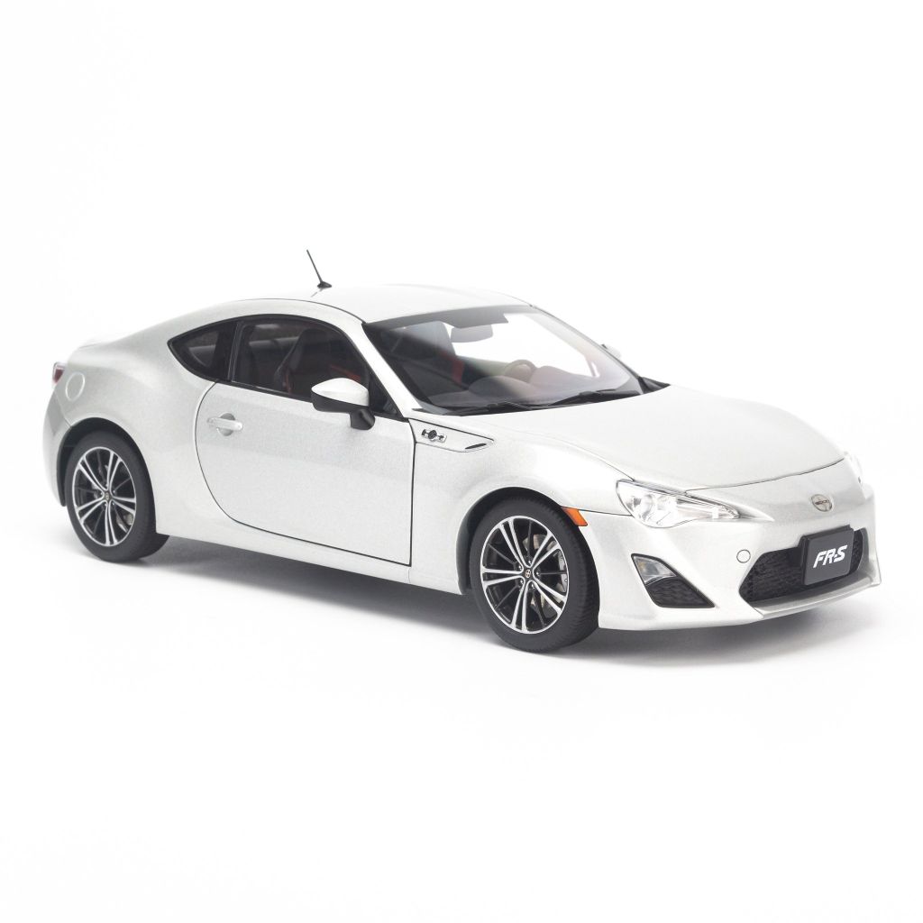 Mô hình xe thể thao Scion FRS 1:18 Autoart Silver Metallic