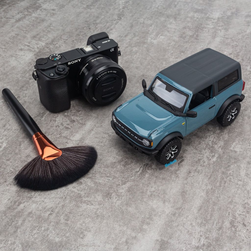 Mô hình xe Ford Bronco Badlands 2021 1:24 Maisto 31530