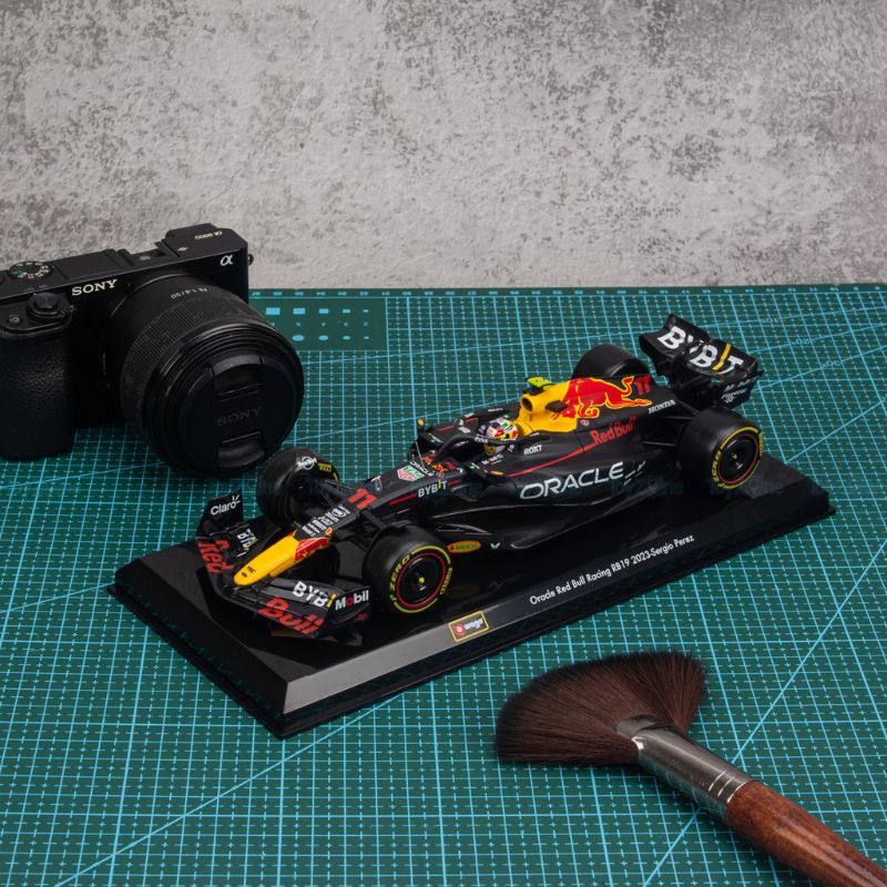 Mô hình xe F1 Oracle Red Bull Racing RB19 2023 1:24 Bburago
