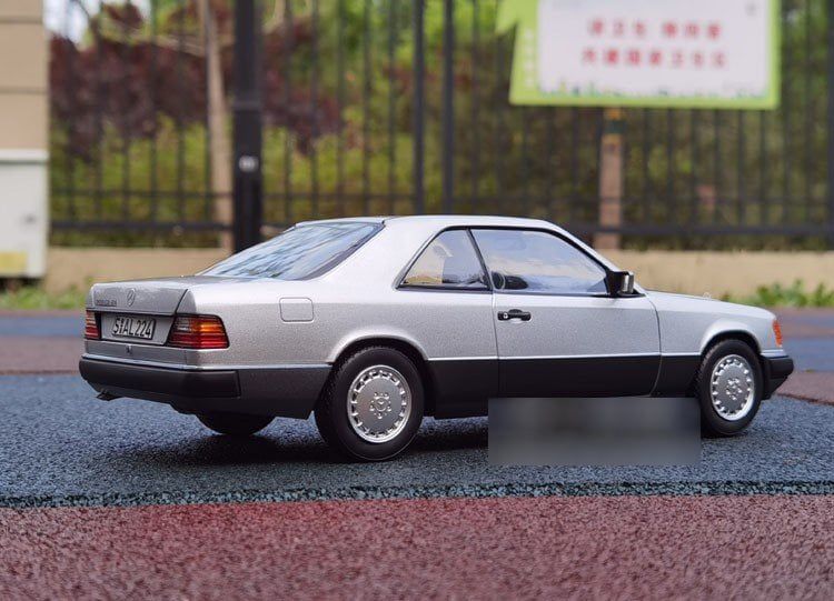  Mô hình xe Mercedes Benz 300 CE-24 Coupe 1:18 Norev 