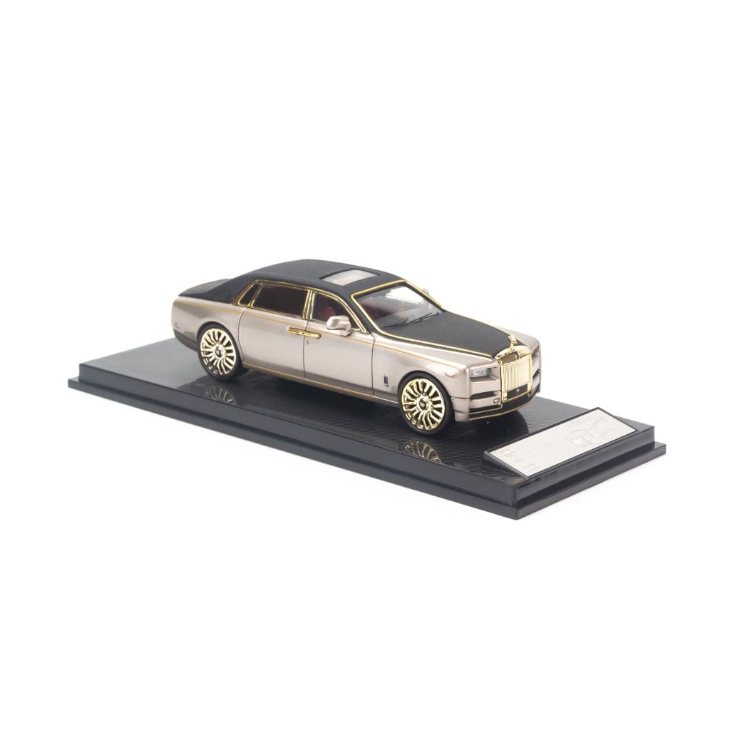 Mô hình xe Rolls Royce Phantom VIII 1:64 Dealer Silver, Black, Gold