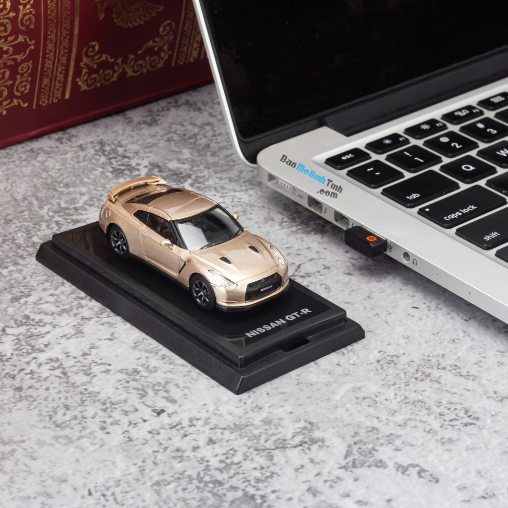 Mô hình xe Nissan GTR 1:64 Dealer Gold giá rẻ (7)